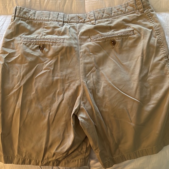 Southern Tide shorts 35” khaki 9” inseam- excellent condition - Picture 6 of 6